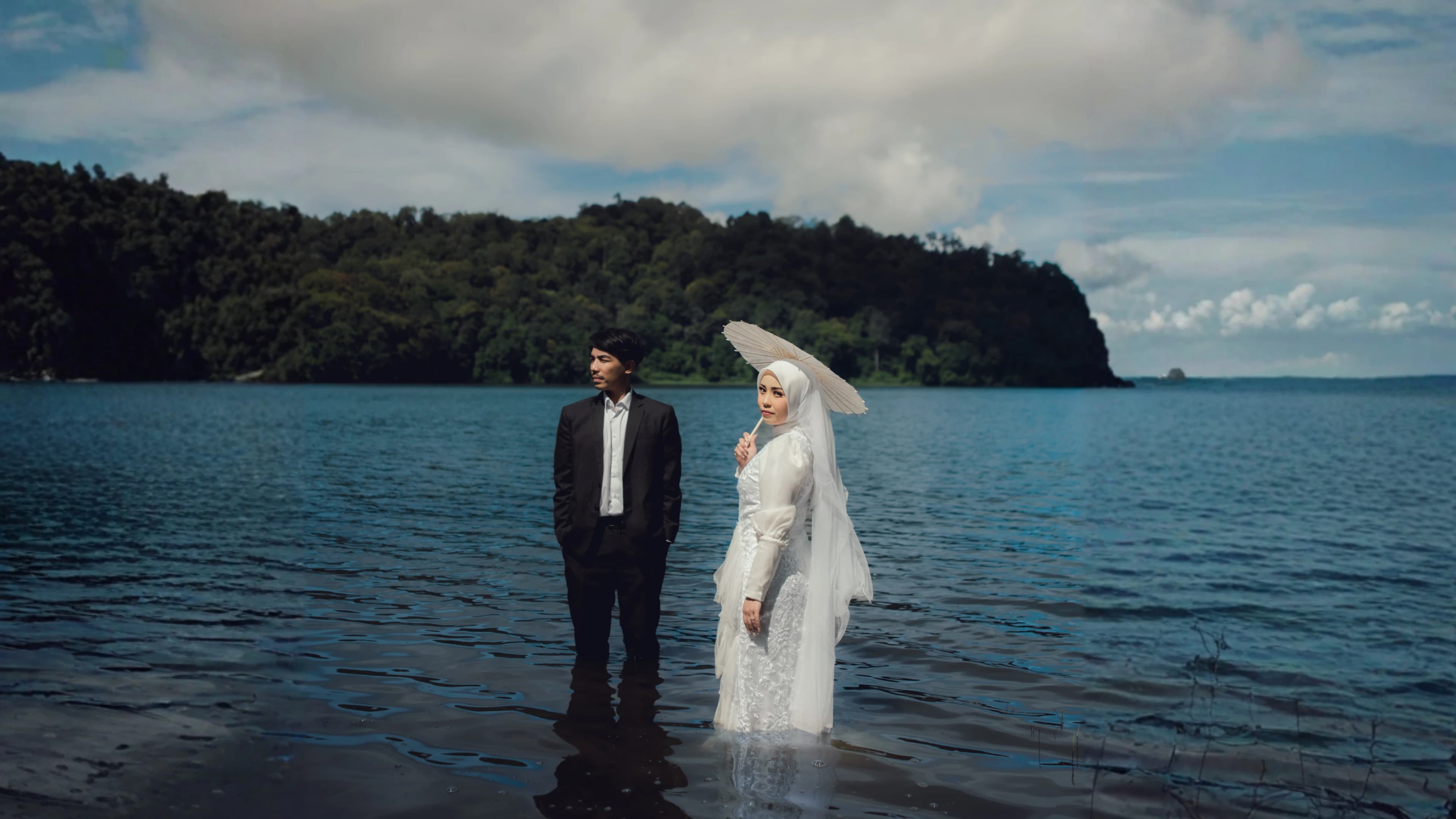 Afdal dan Putri berdiri di tepi danau